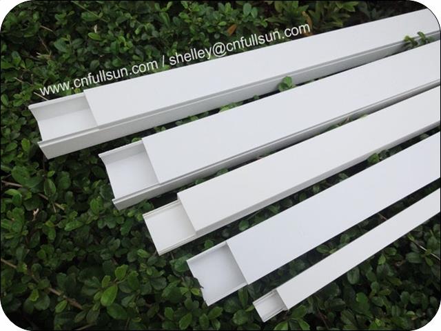 Pašlīmējošs PVC kanāls elektriskajiem kabeļiem